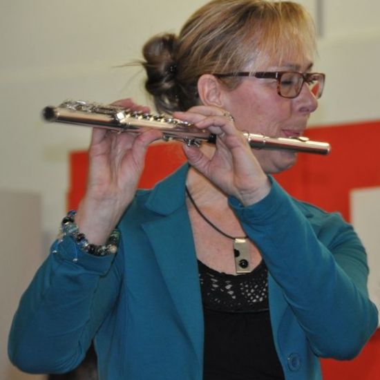 Fluitsoliste Trudi Bos op Marktconcert Open Hof